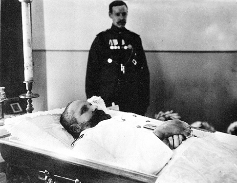 Все встаютъ