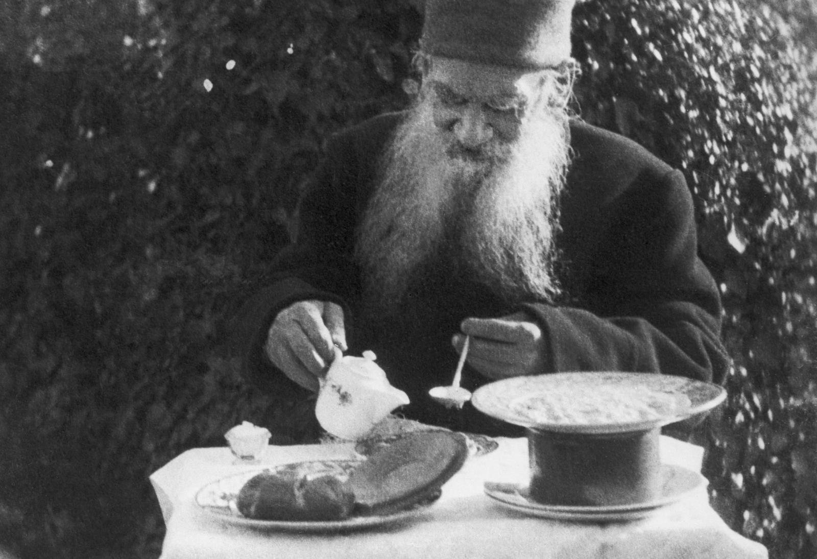 Лев Толстой за завтраком, 1901 год.