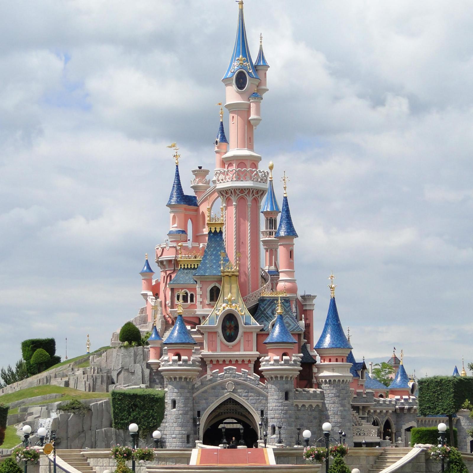 Нойшванштайн послужил прототипом замка Спящей Красавицы в парижском Диснейленде.