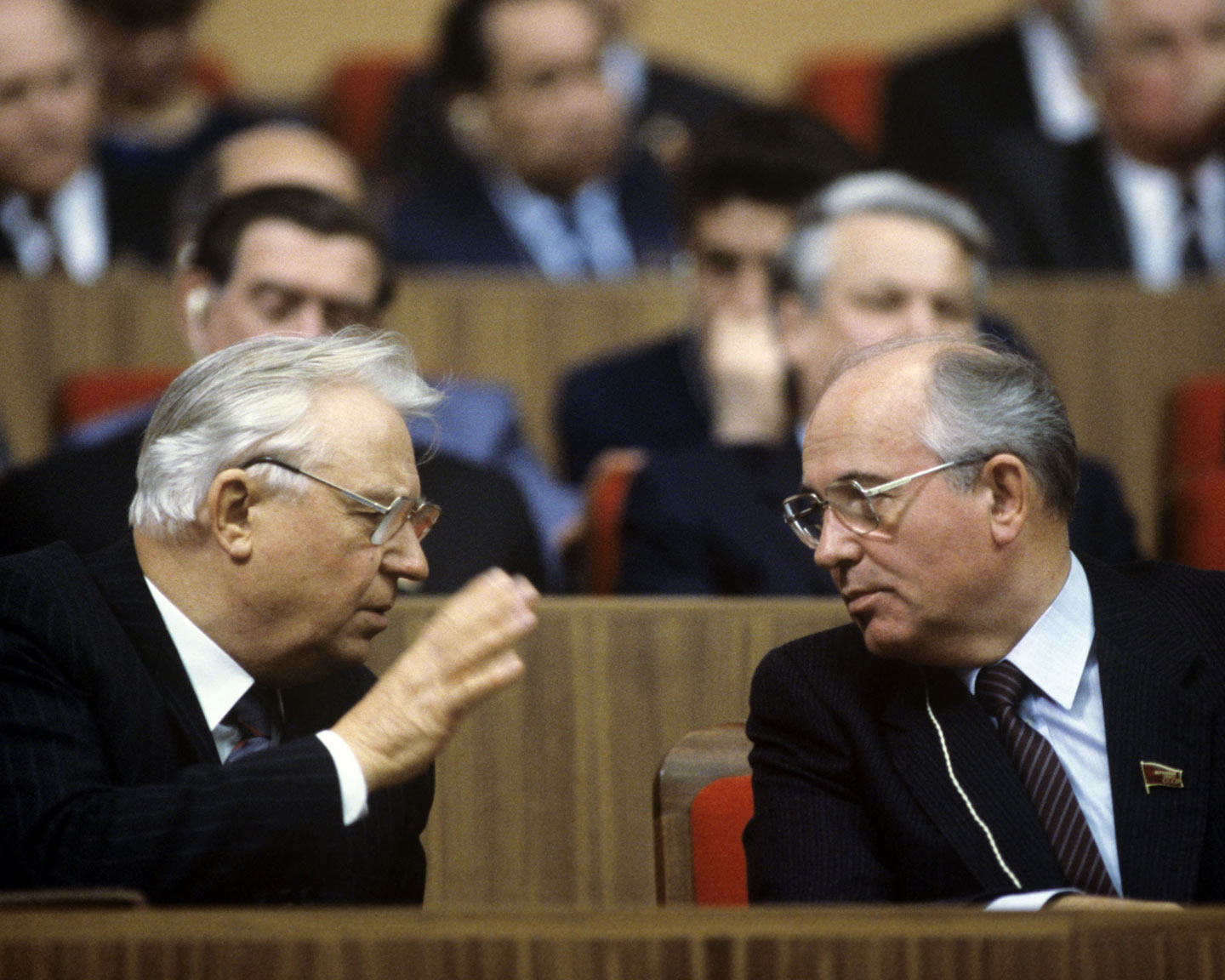Михаил Горбачёв с Егором Лигачёвым.