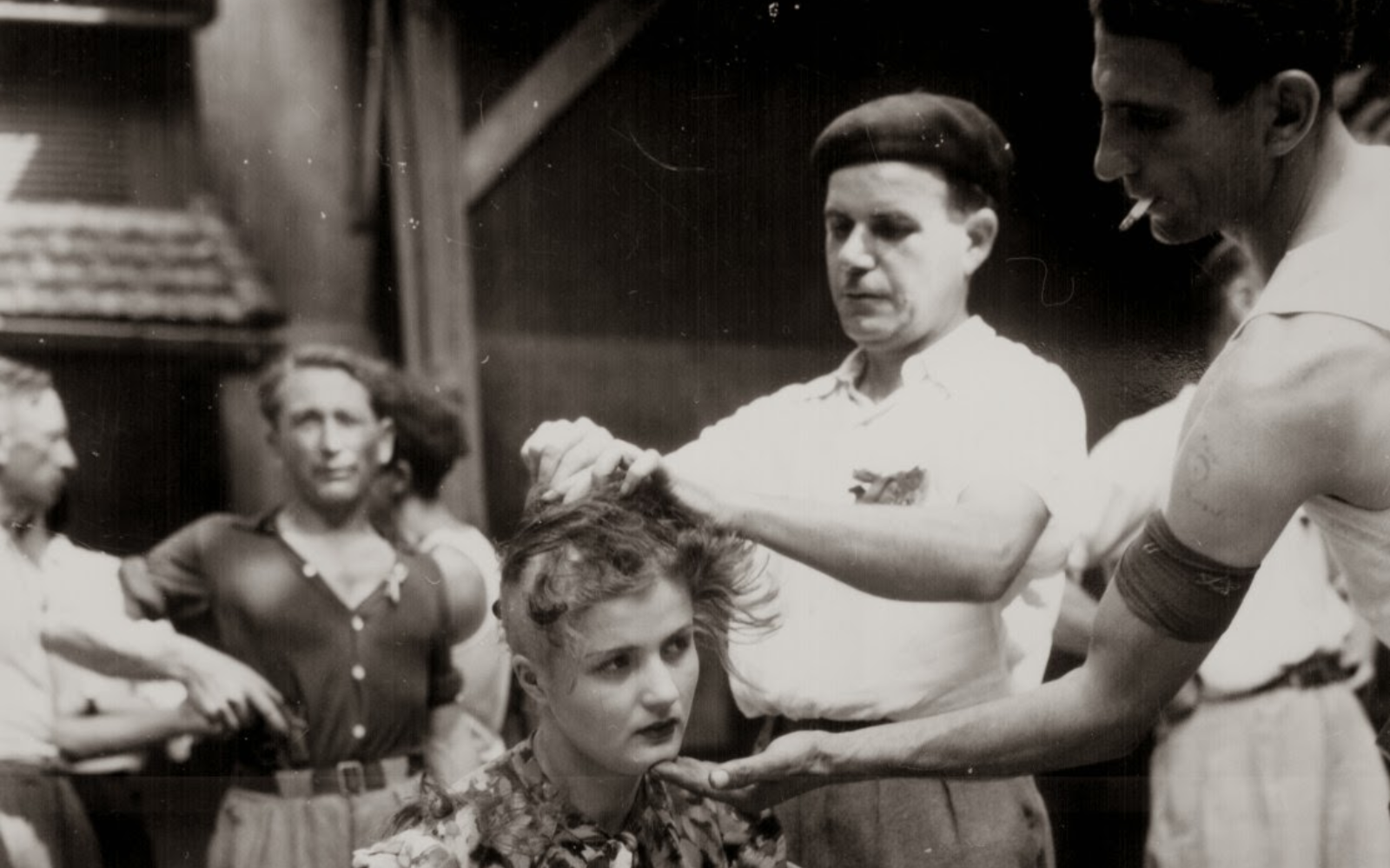 Публичная стрижка француженки, обвиненной в связи с немцами, 1944 год.