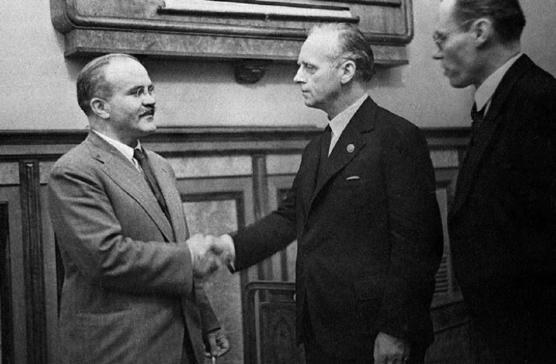 В. Молотов и И. фон Риббентроп пожимают руки после подписания пакта.