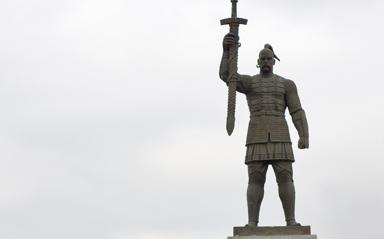 Памятник князю Святославу на острове Хортица.