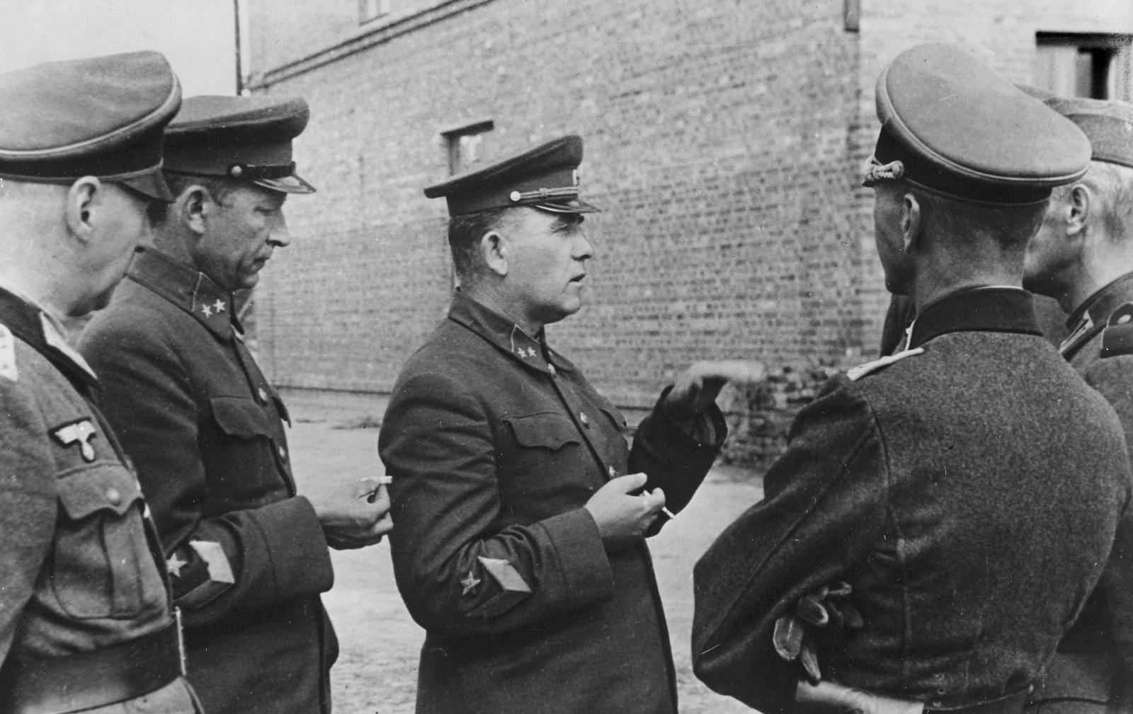 Пленные советские генералы Павел Понеделин и Николай Кириллов разговаривают с немецкими офицерами в районе Умани, август 1941 года.