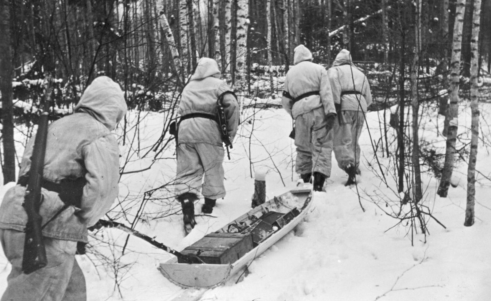 Солдаты дивизии СС «Мертвая голова» доставляют боеприпасы на волокуше в лесу в Демянском «котле», 1942 год. 