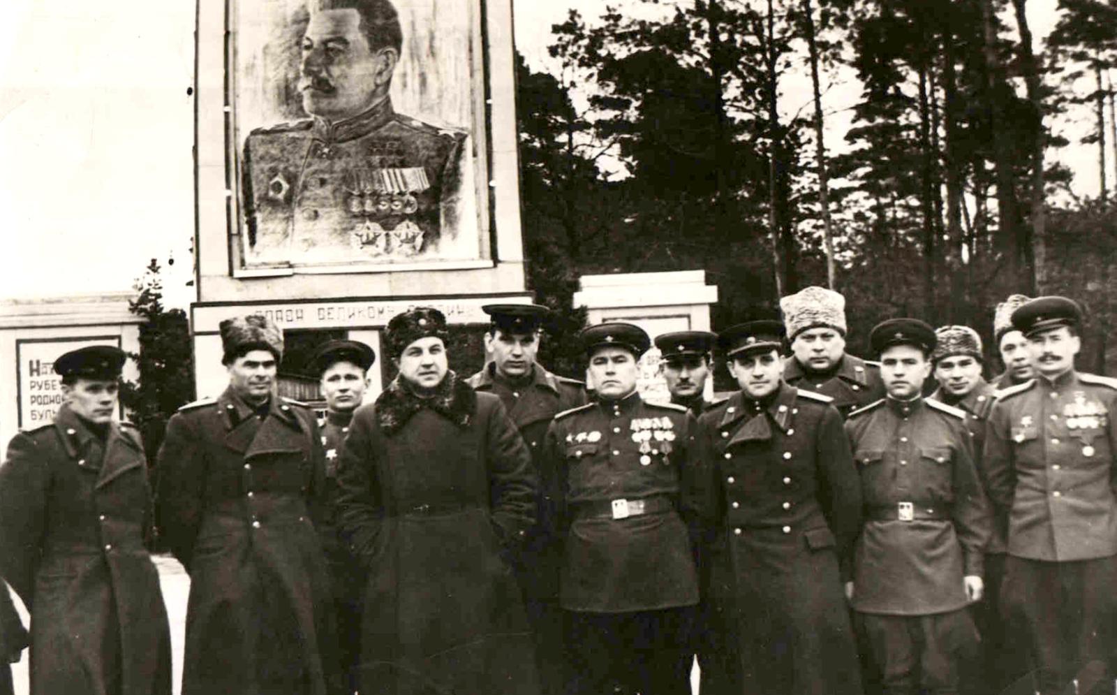 Виктор Семенович Абакумов (третий слева в первом ряду) с группой чекистов.