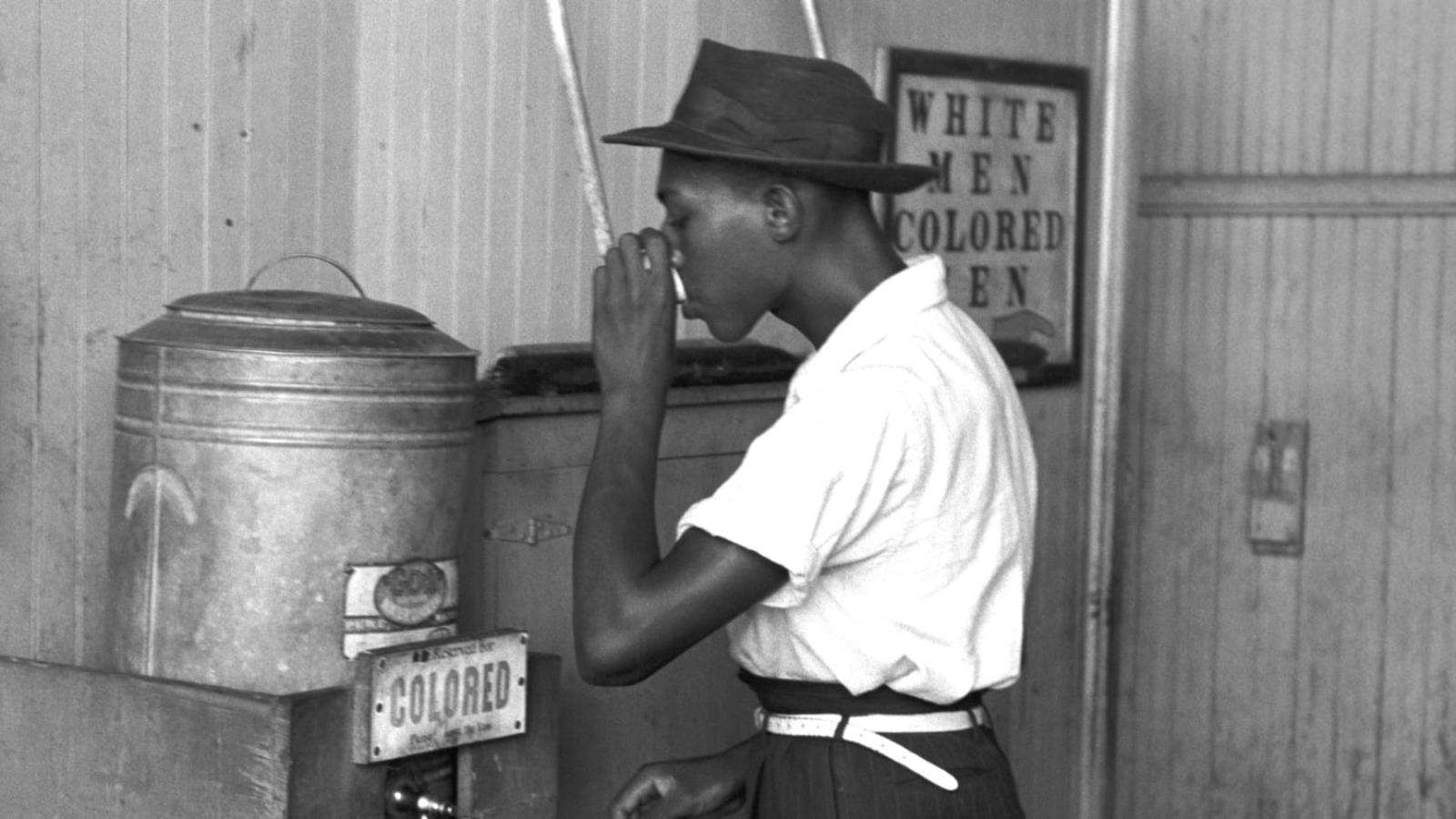 Ёмкости с водой для чернокожих и белых в Оклахоме, 1939 год. 