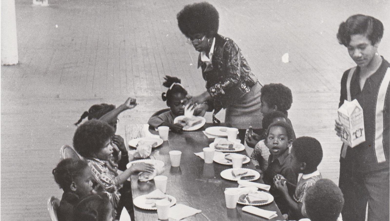«Пантеры» кормят детей из неблагополучных афроамериканских семей завтраком.