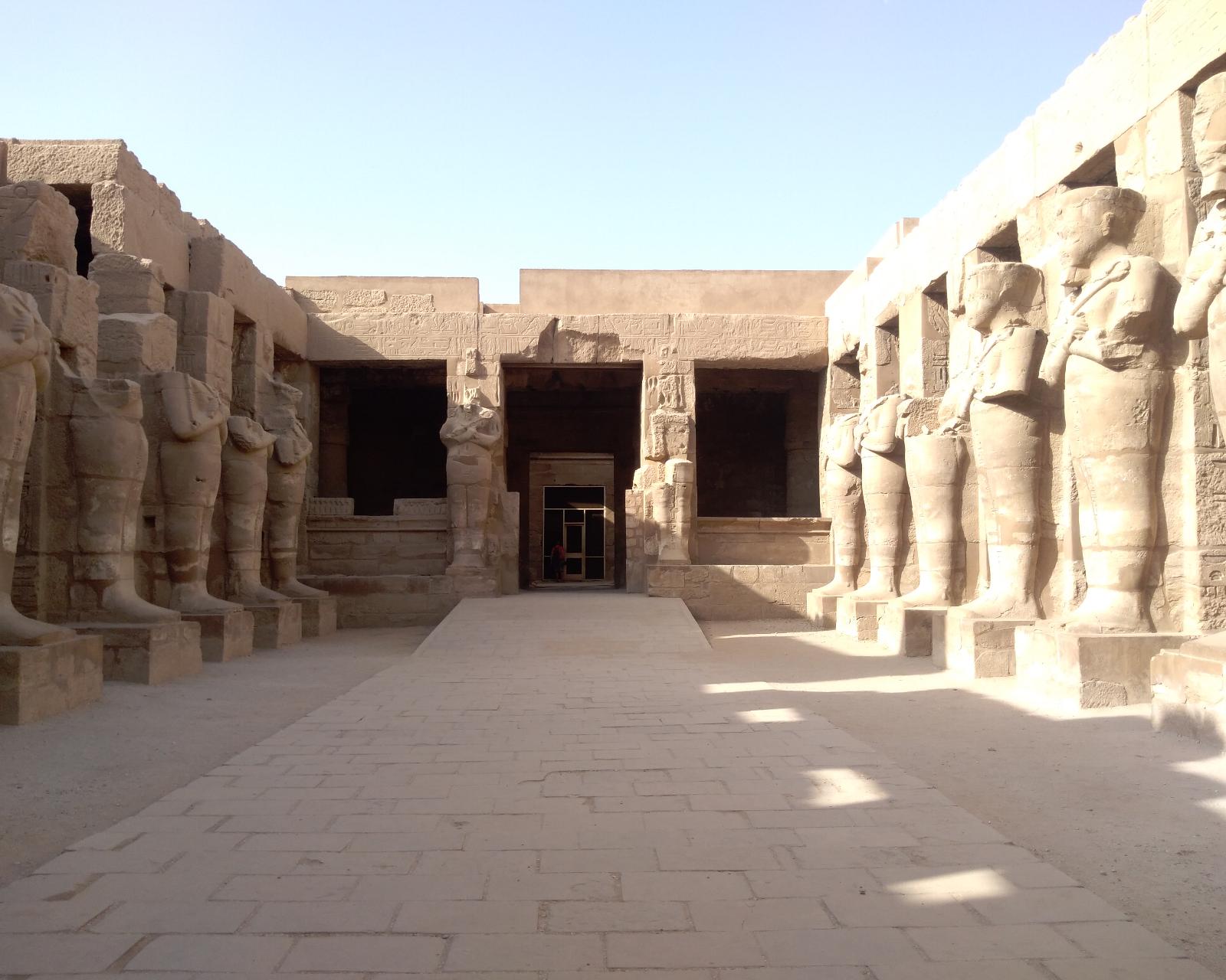 Храм Рамсеса III в Карнаке.
