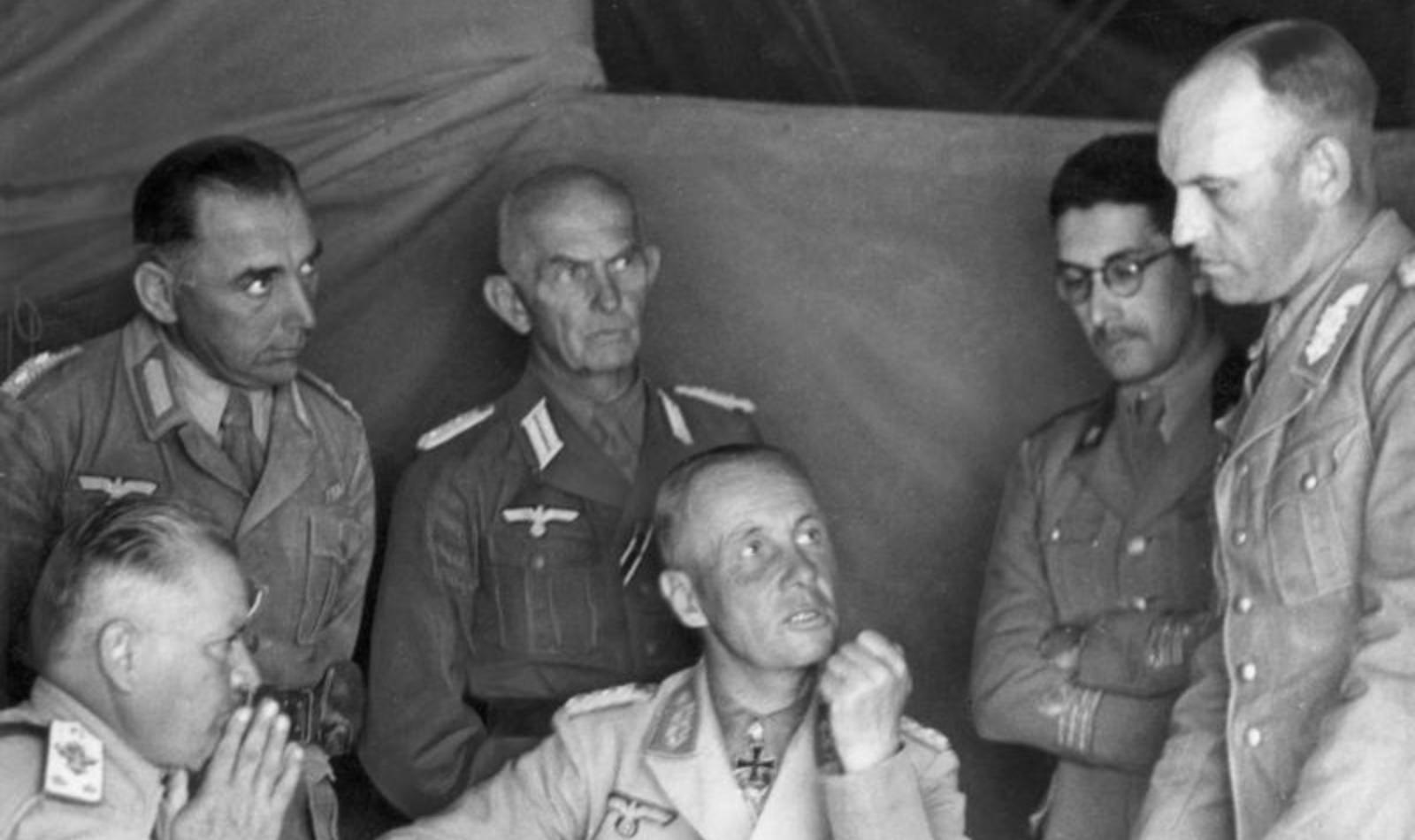 Генерал Роммель вместе с итальянскими военачальниками в Африке.
