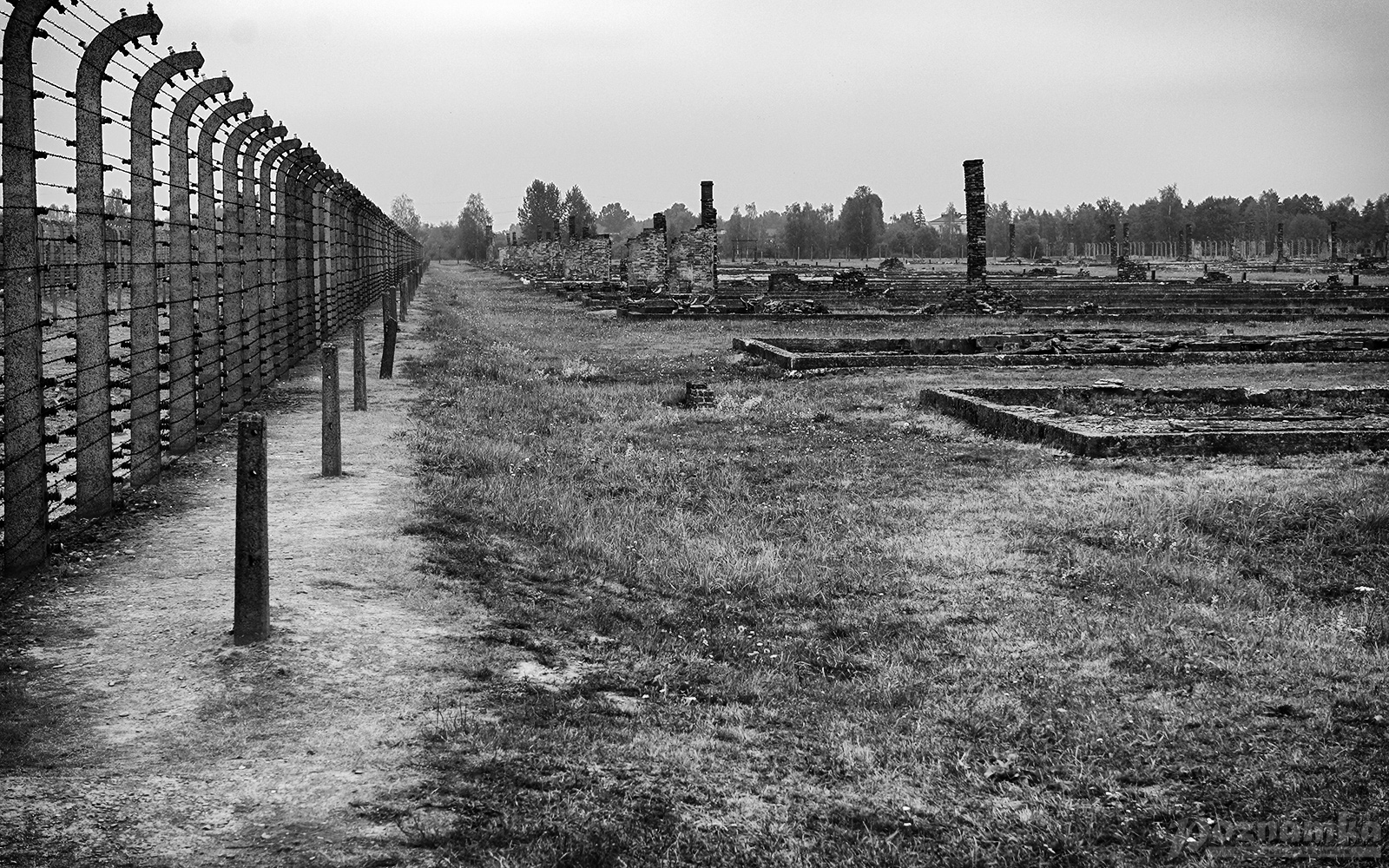 Остатки бараков лагеря Освенцим.