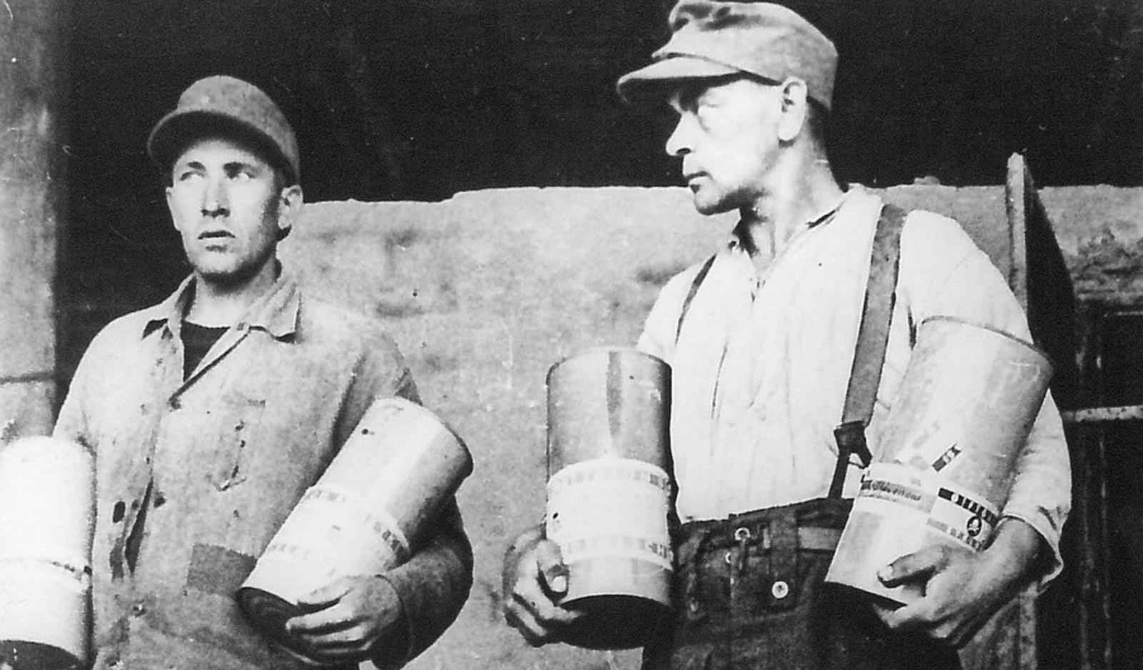 Нацисты в лагере Майданек держат баллоны с газом «Циклон-Б».