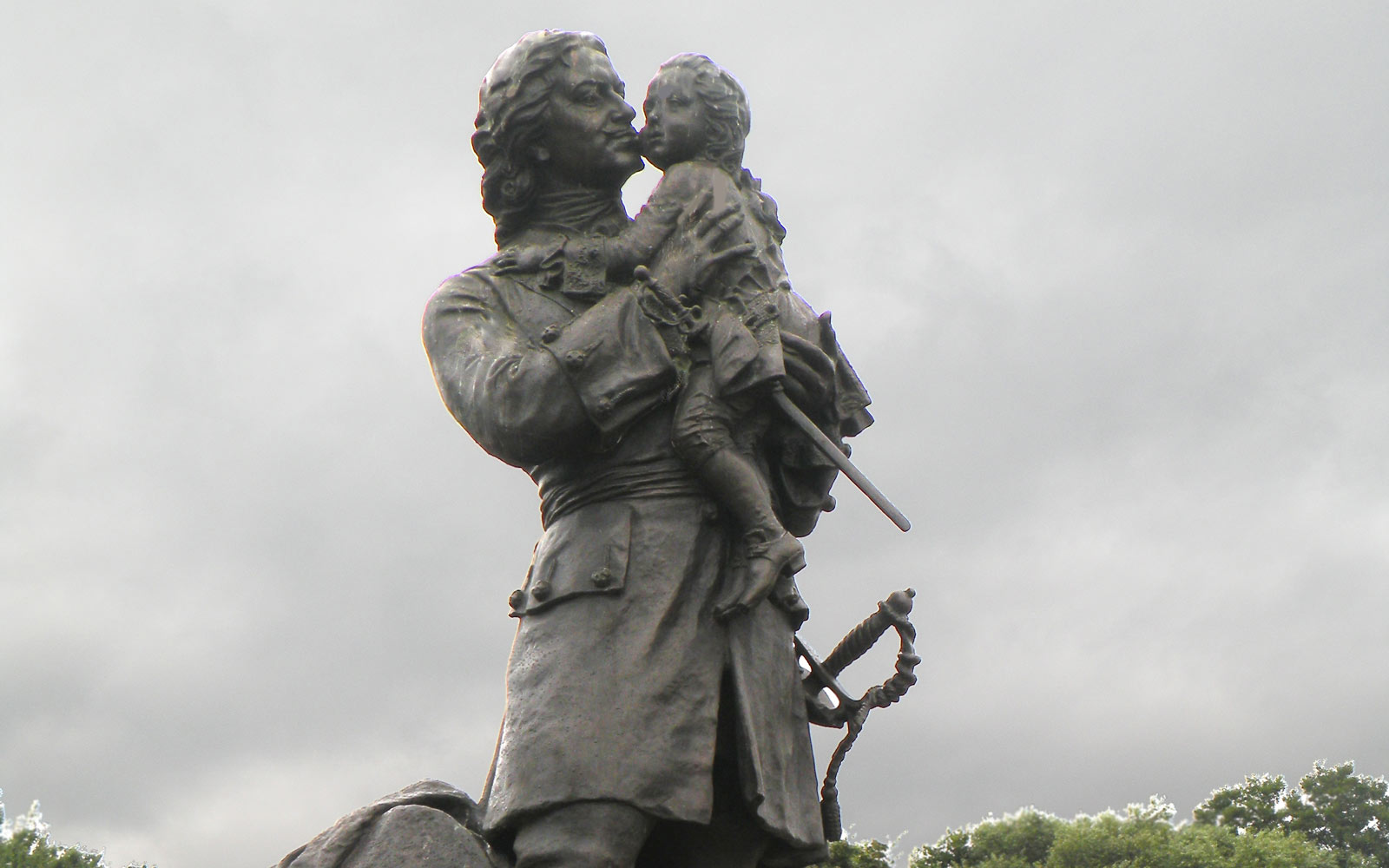 Памятник Петру I и Людовику XV в Петергофе.