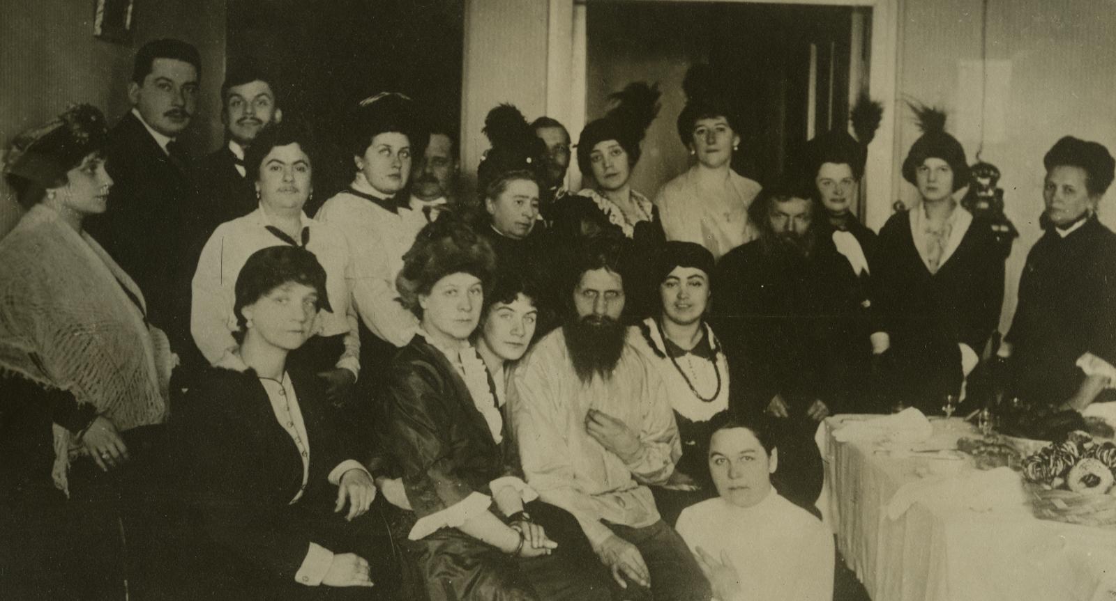 Распутин на чаепитии с почитателями, 1910.