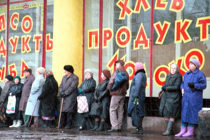 Очередь к продуктовому магазину.