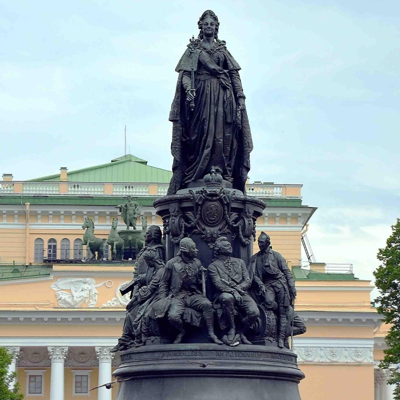 Памятник Екатерине в Петербурге.