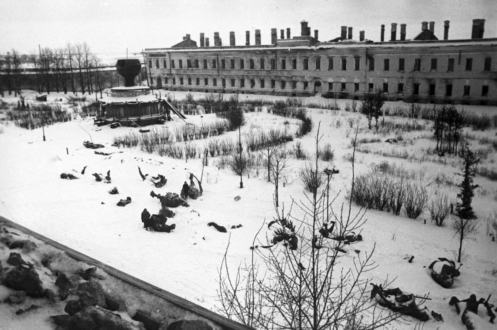 Разрушенный памятник «Тысячелетие России» в Новгородском кремле, 20 января 1944 года.
