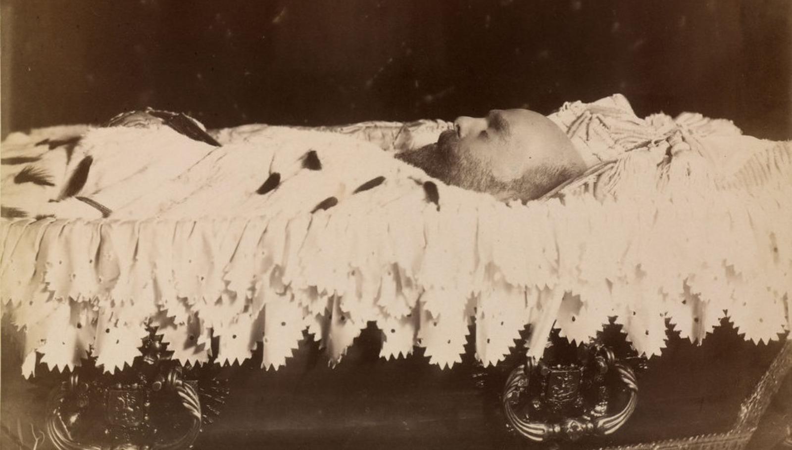 Тело Александра III в гробу.