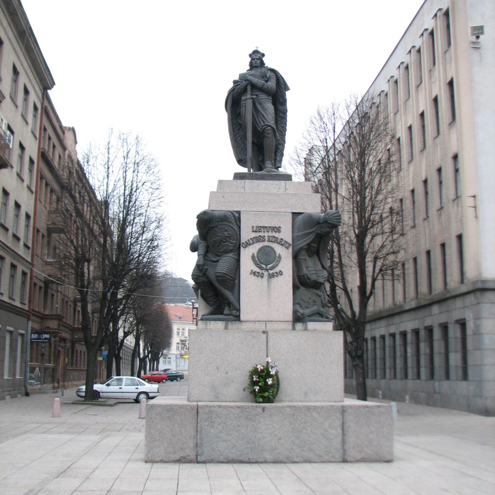 Памятник Витовту в Каунасе.