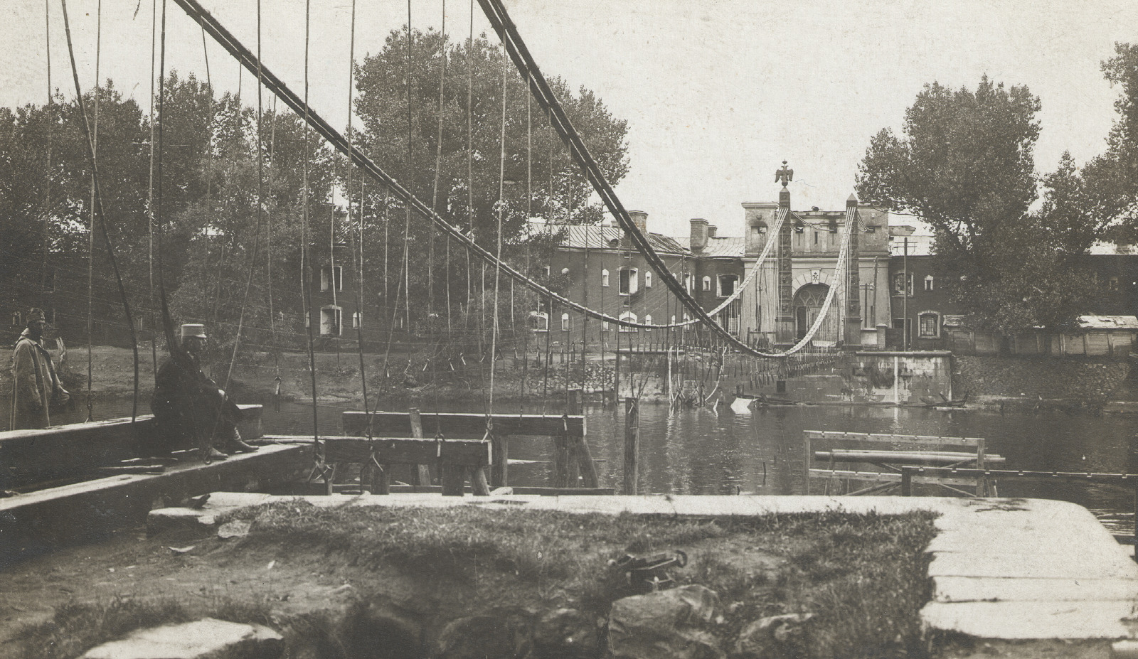 Разрушенный вантовый мост, вид на Тереспольские ворота. 1915.