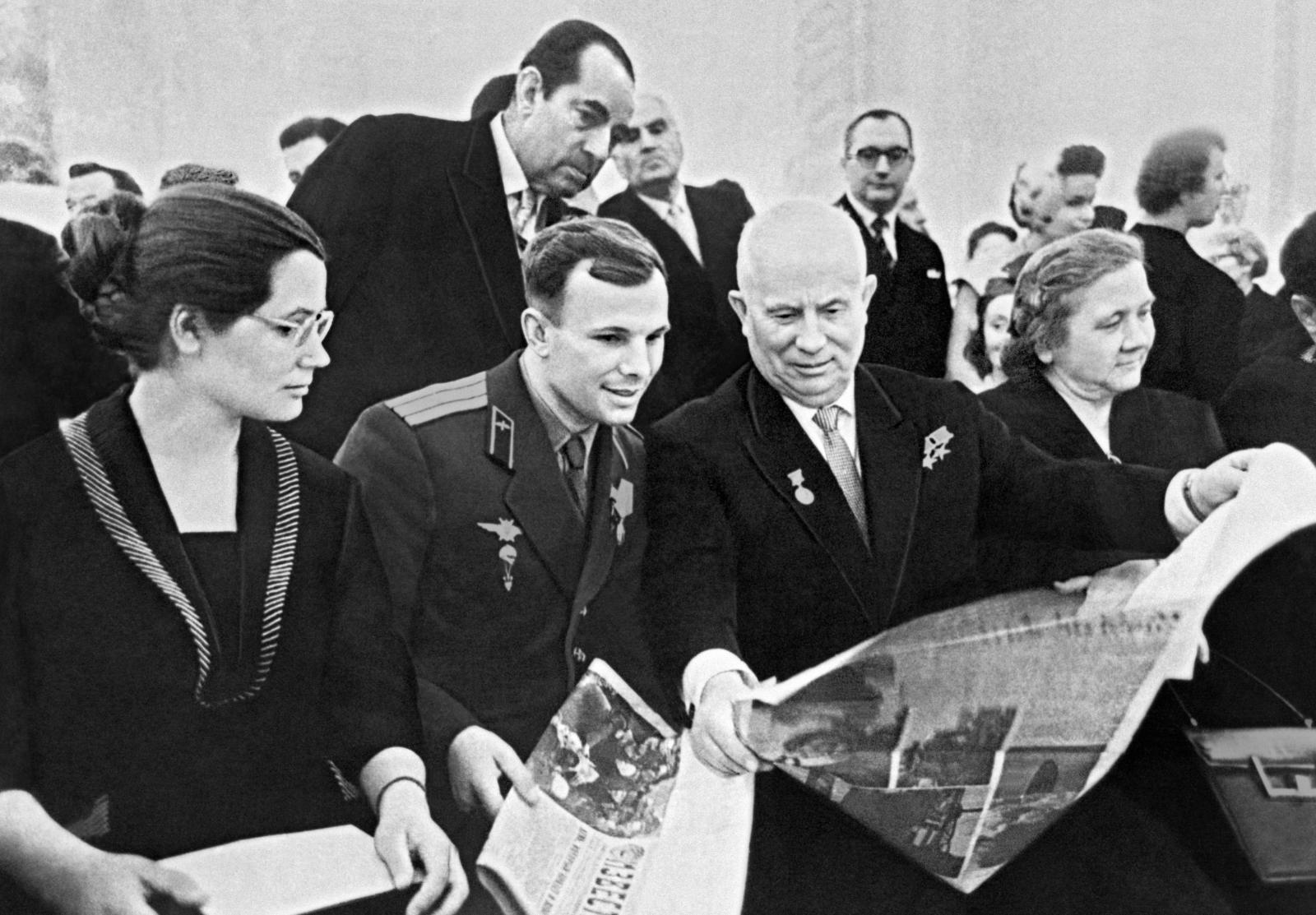Никита Хрущев и Юрий Гагарин в Кремле, 1961 год.