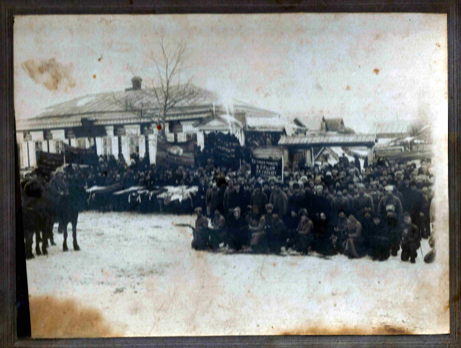 Крестьянская демонстрация во время «Чапанной войны» в Поволжье. 1919 год.