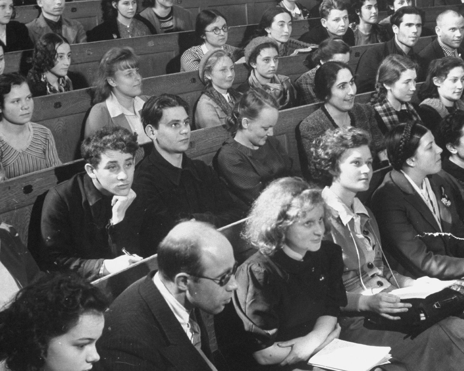Студенты МГУ на лекции. Фото Маргарет Бурк-Уайт, 1930-е.