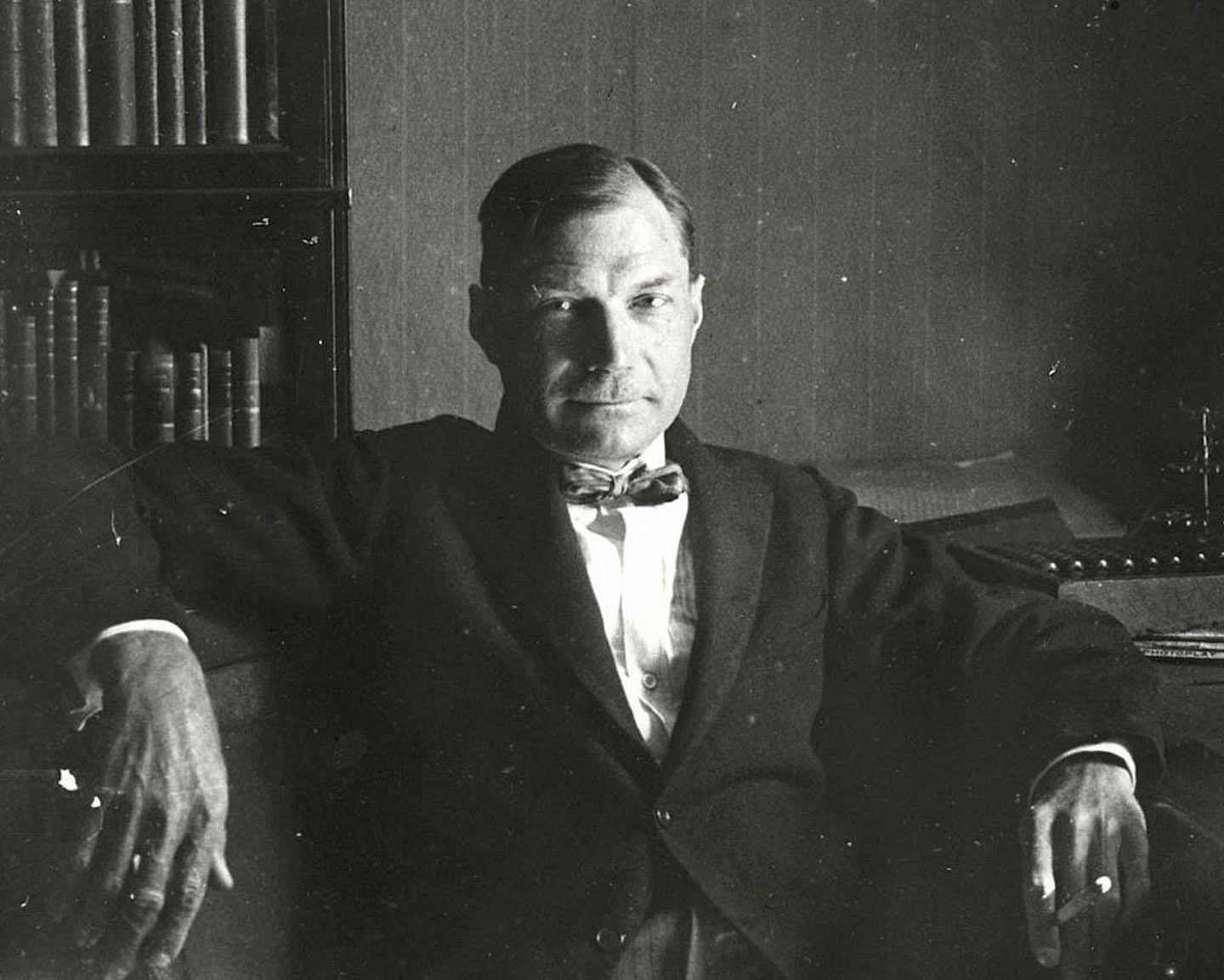 Е.И. Замятин в своём кабинете. Фотография А.А. Кроленко. Ленинград, 31 мая 1931 г.