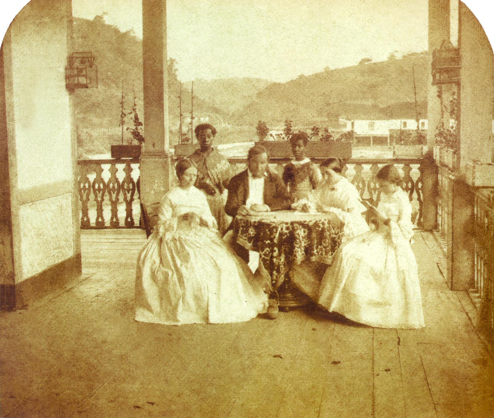 Бразильская семья с рабами. 1860-е годы.