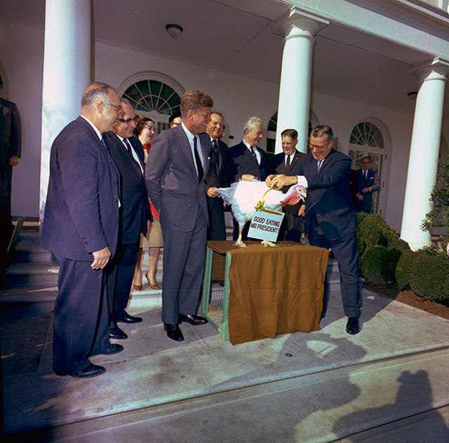 Джон Кеннеди (слева от индейки) помиловал индейку в ноябре 1963 года