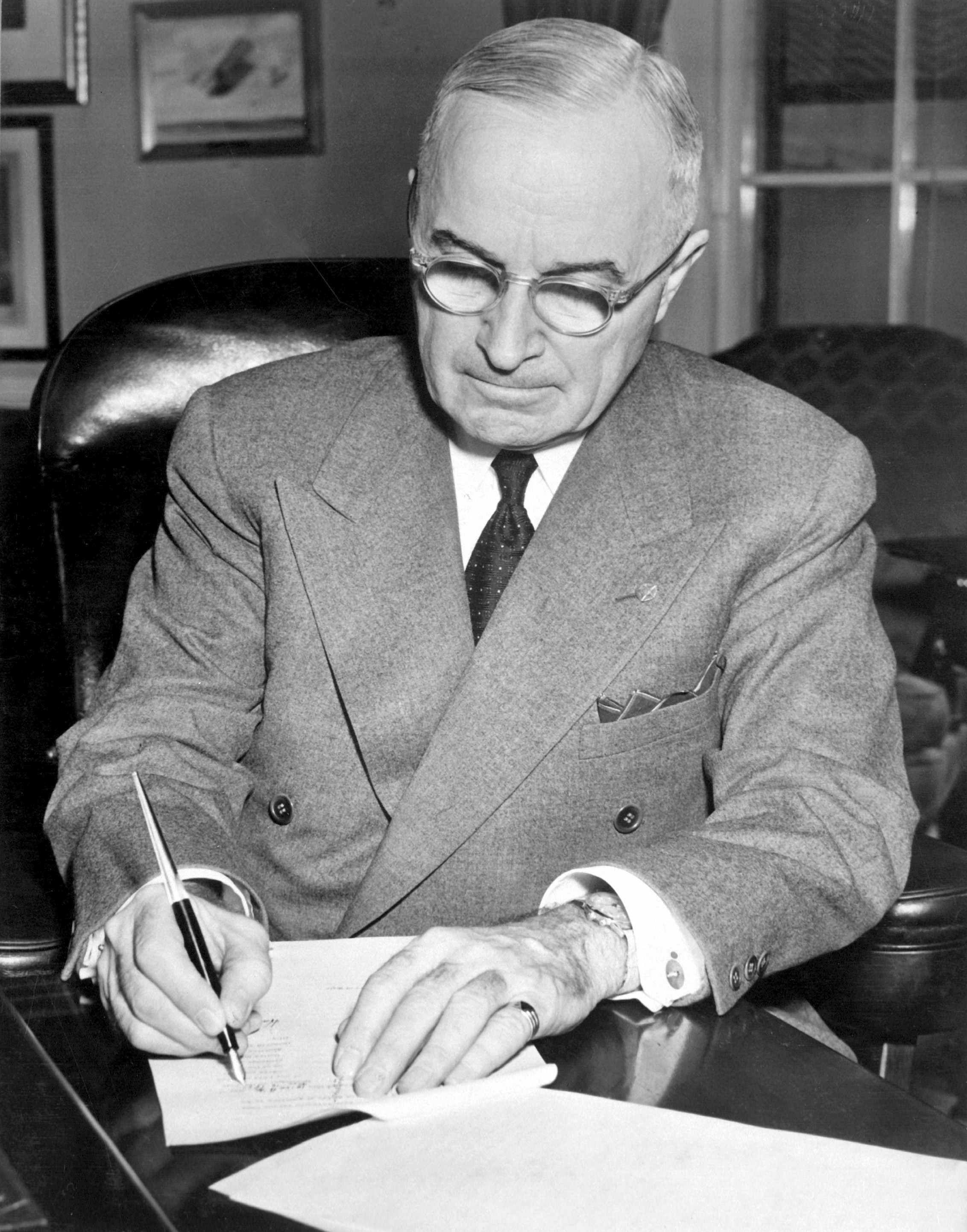 Фото 2. Трумэн подписывает прокламацию о введении в США чрезвычайного положения в связи с событиями в Корее. 16 декабря 1950 года.jpg