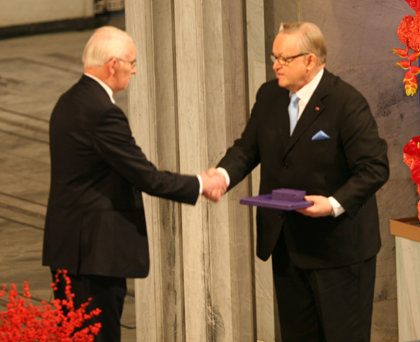 Nobel_Peace_Prize_2008_Ole_Danbolt_Mjøs_&_Martti_Ahtisaari_1.jpg