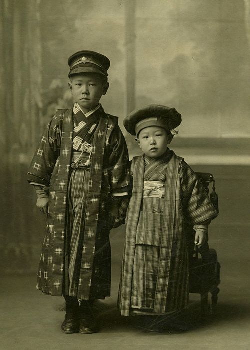 3_Akira Kurosawa (right) with his brother Heigo. (c. 1913).jpg