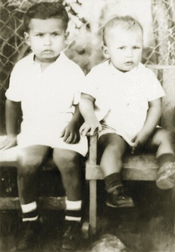 Маленький Уго Чавес (справа) с братом Аданом.jpg