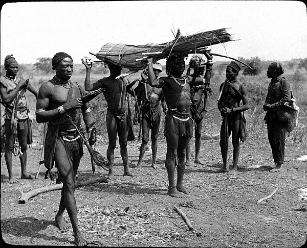 Фото 3. Западная Африка народность лоби. Похороны (покоиник в циновке) 1933-34 гг..jpg