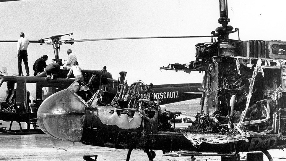 Полицейский вертолет, сожженный террористами.jpg
