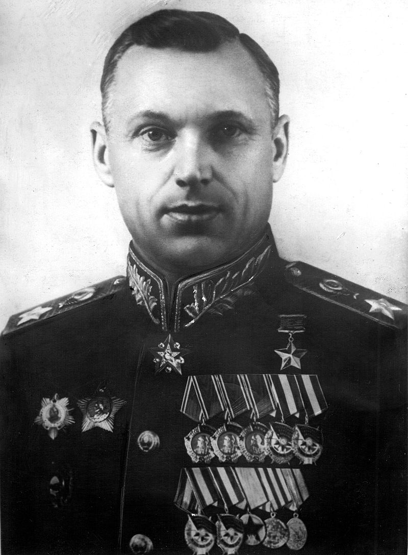 Konstanty_Rokossowski,_1945.jpg