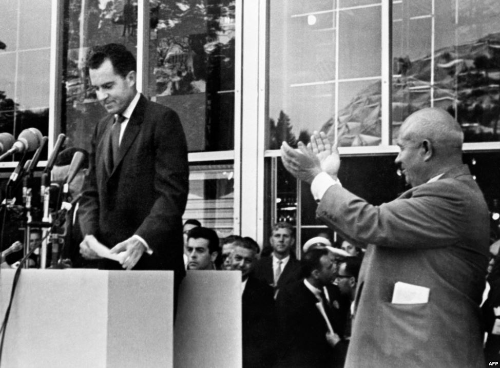 Вице-президент США Ричард Никсон выступает на открытии Национальной выставки США в Москве