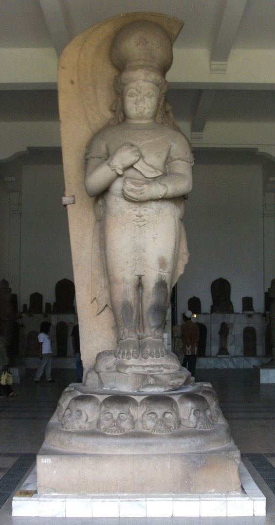 Фото 2. Статуя короля народа Минангкабау с керамбитом.jpg