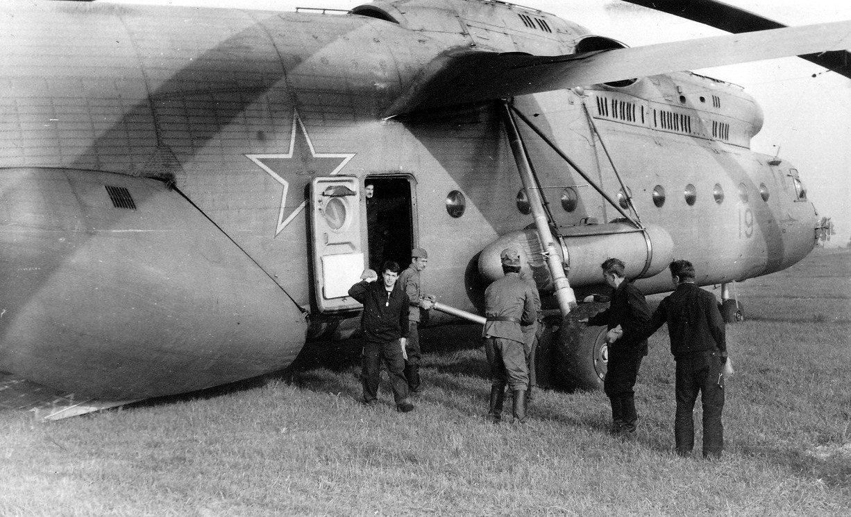 Вертолет Ми-6А на стоянке.jpg