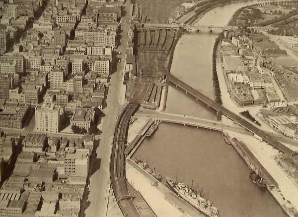 Фотография Мельбурна и реки Ярра, которая была в то время главной транспортной артерией города, 1928 год..jpg