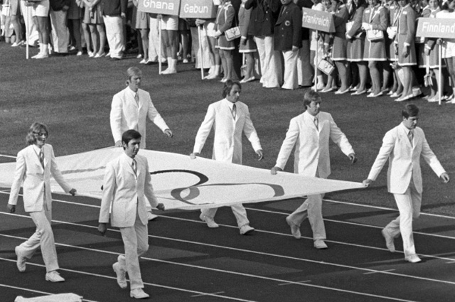 Знамя XX летних Олимпийских игр. Церемония открытия Олимпиады-72 на стадионе в Мюнхене.jpg