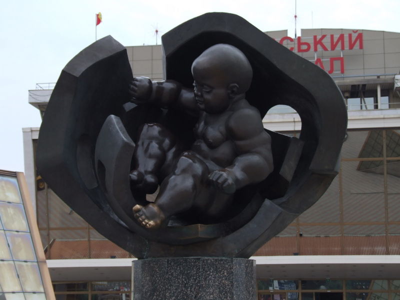 Скульптура Золотое дитя установлена в морском порту города Одесса 9 мая 1995 года.jpg
