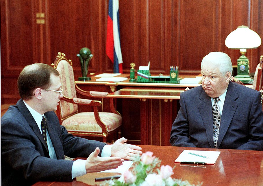 Ельцин узнает от премьера Кириенко о неизбежности дефолта.jpg