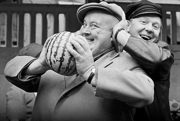Олег Попов и Евгении Моргунов покупают арбуз 1968 г.jpeg Олег Попов и Евгении Моргунов покупают арбуз 1968 г.jpeg