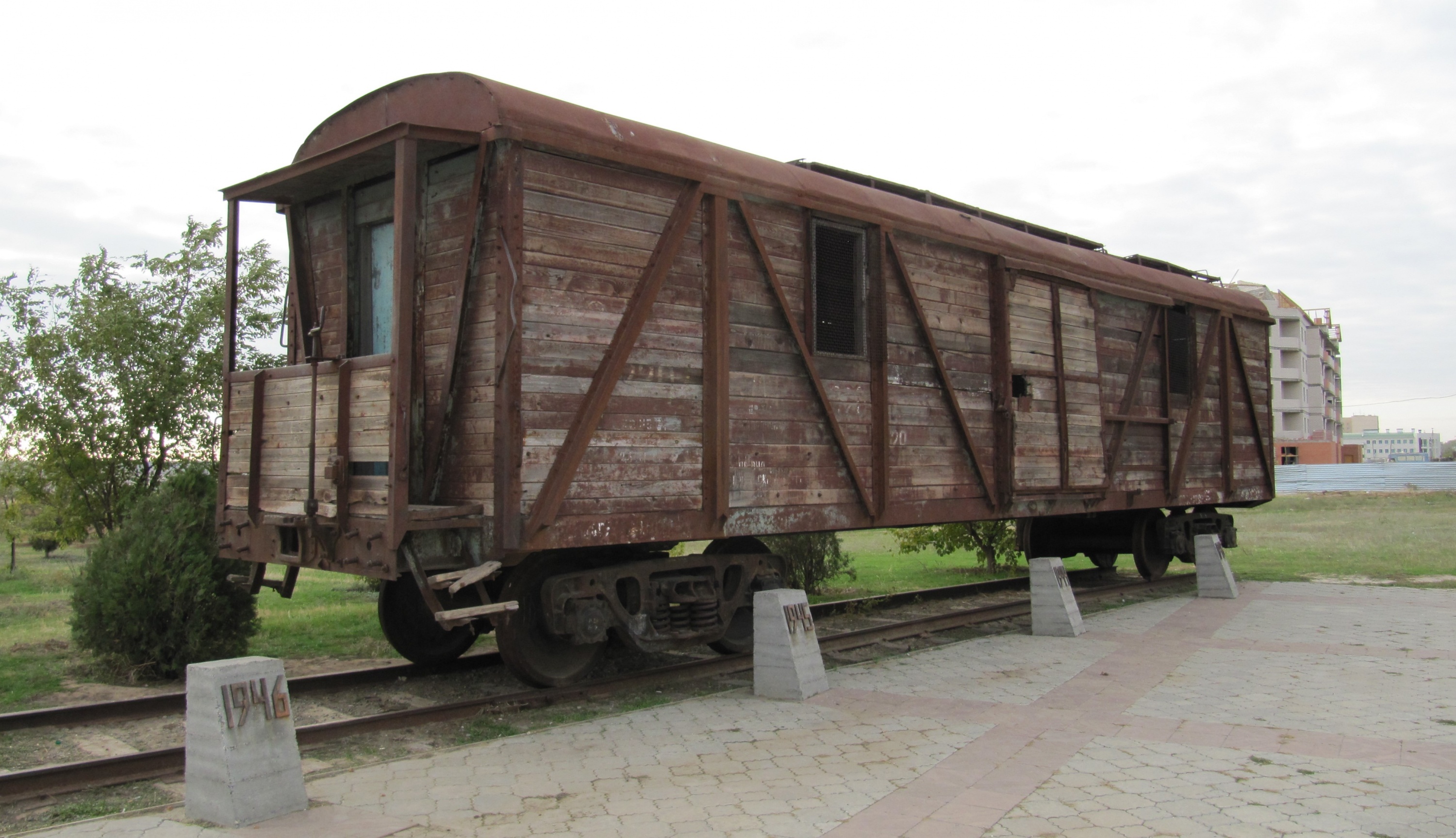 Железнодорожный вагон. Фрагмент мемориального комплекса «Исход и Возвращение», Элиста.jpg