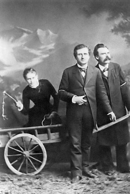 Фото-3. Лу Саломе в повозке, запряженной Паулем Реё и Фридрихом Ницше (1882).jpg