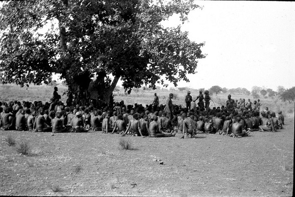 Фото 1. Западная Африка начало 1930-х гг. Все селение провожает человека в последнии путь..jpg