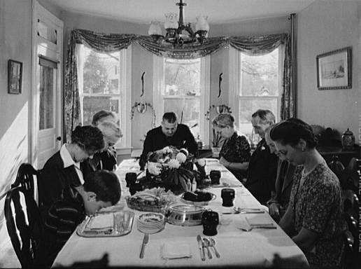 Пенсильванская семья приносит благодарение за праздничным столом. Фото 1942 года