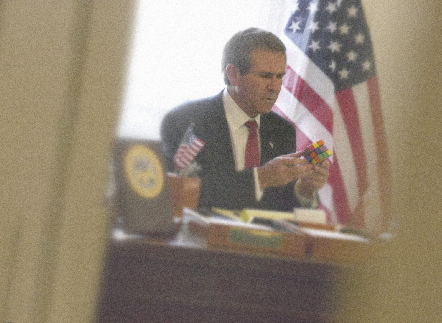 фото 3 - Президент США Джордж Буш-младший пытается собрать кубик Рубика 2000-е..jpg